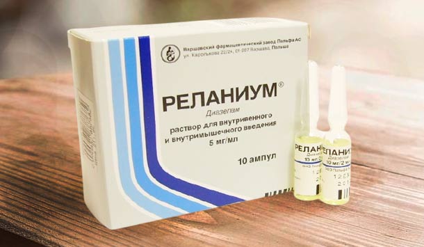 Коробка и две ампулы с лекарственным препаратом