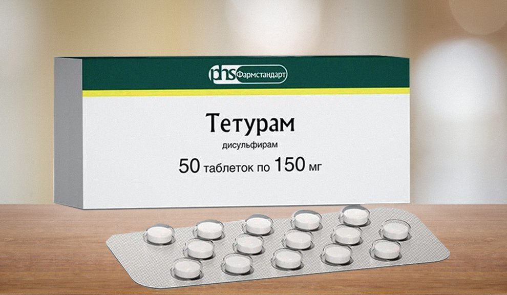 Упаковка и пластинка лекарства на столе