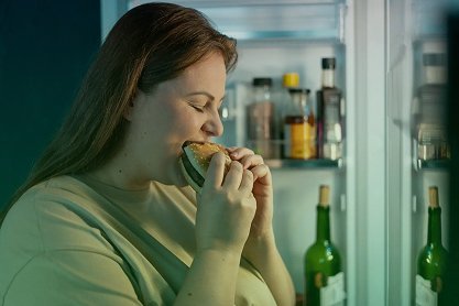 Девушка с компульсивным перееданием